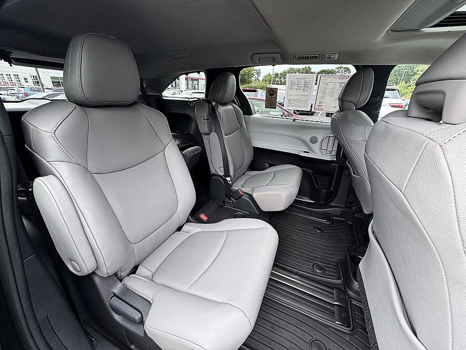 Certified 2026 Toyota Sienna XLE FWD image 12