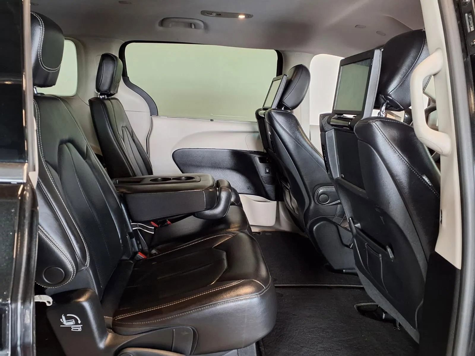 Used 2022 Chrysler Pacifica Touring-L w/ Uconnect Theater Family Group image 11