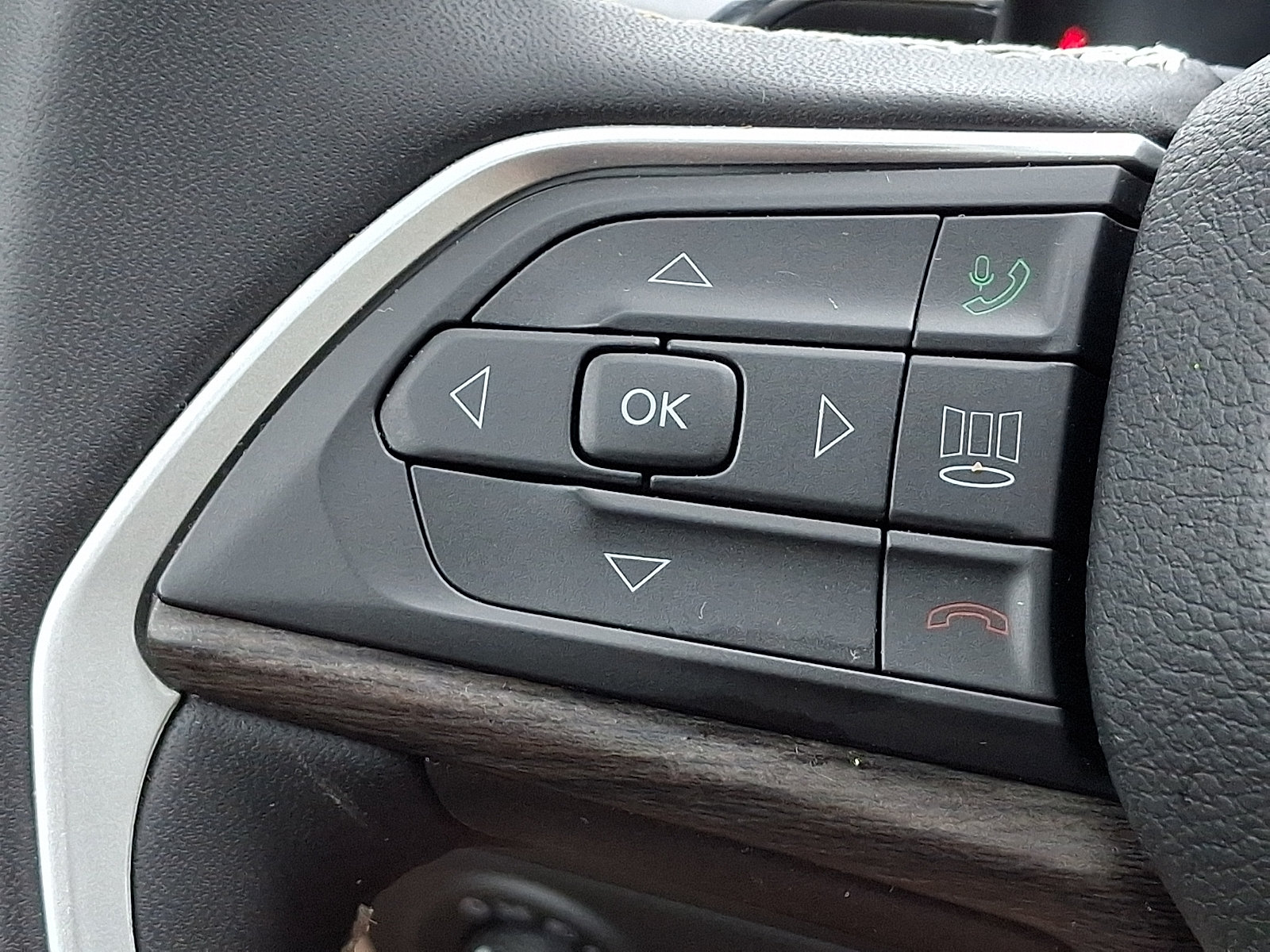 Used 2025 Jeep Grand Cherokee Limited w/ Luxury Tech Group II AWD/4WD image 22