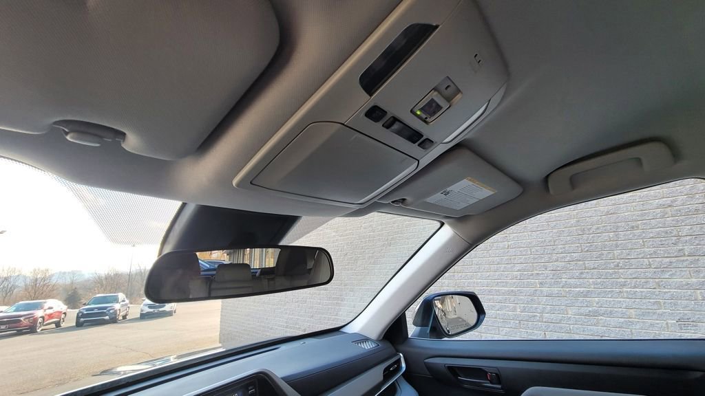 Used 2022 Toyota Highlander LE image 12