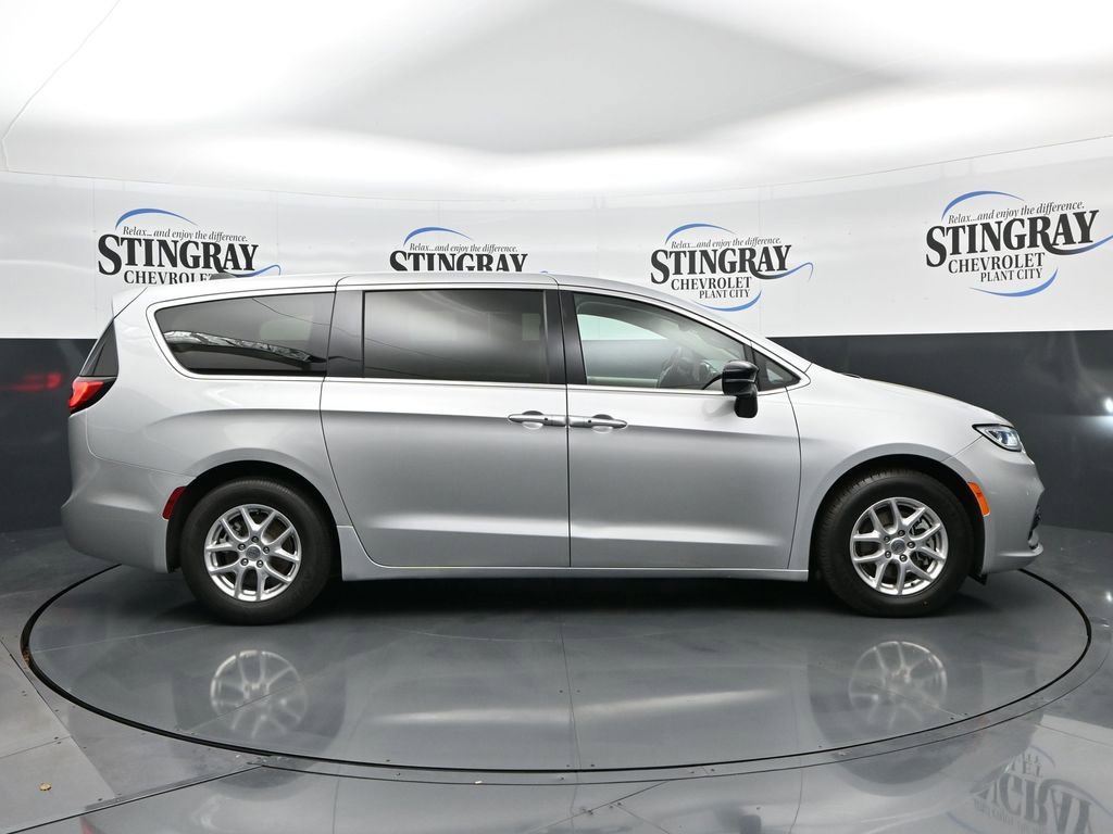 Used 2024 Chrysler Pacifica Touring-L FWD image 10