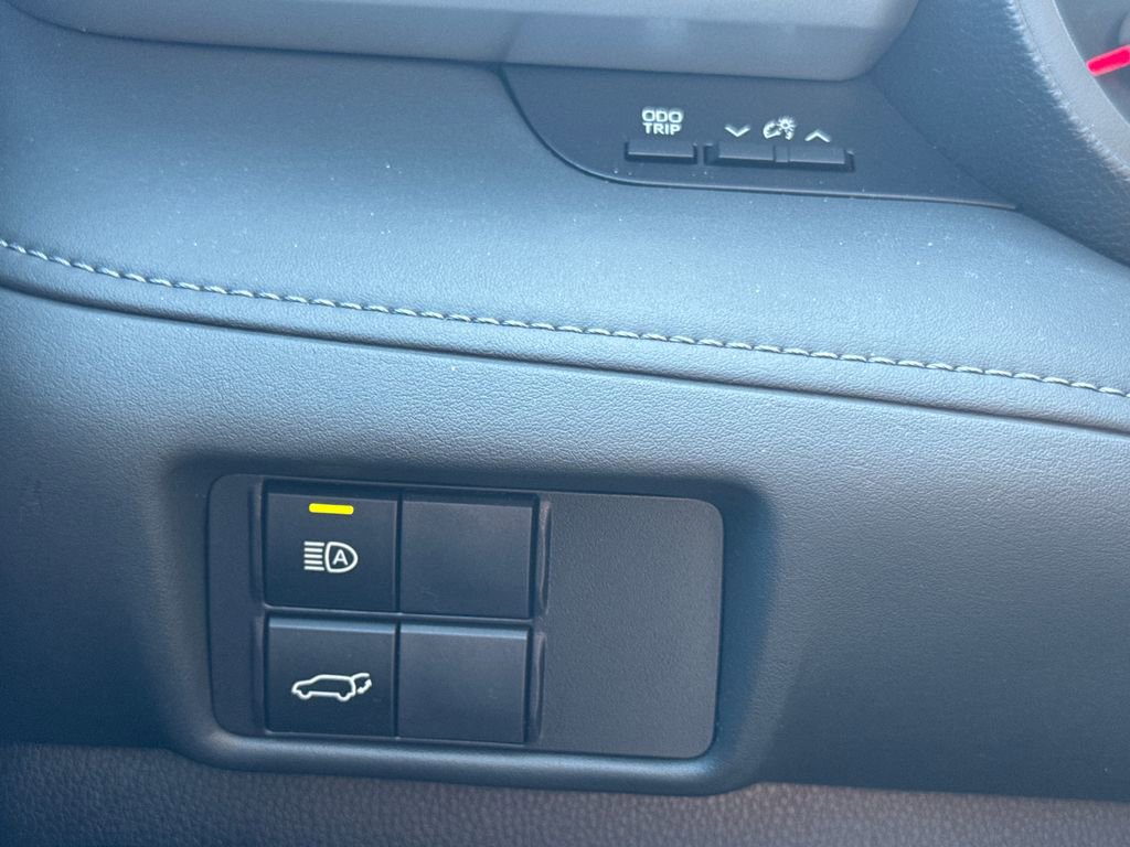 Used 2022 Toyota Highlander LE AWD/4WD image 32