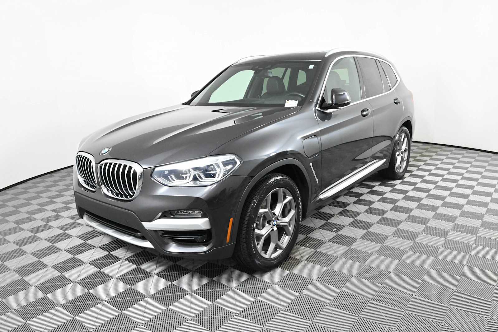 Used 2021 BMW X3 xDrive30e w/ Executive Package AWD/4WD image 2