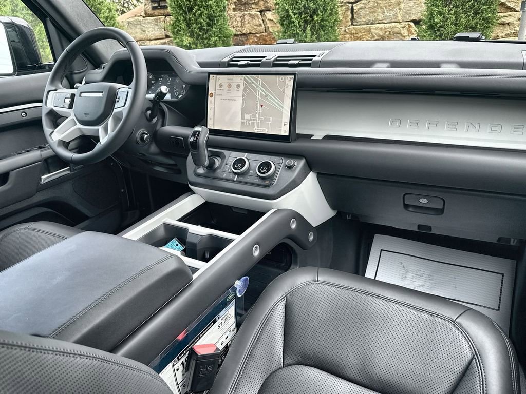 Used 2025 Land Rover Defender 130 X-Dynamic SE image 14