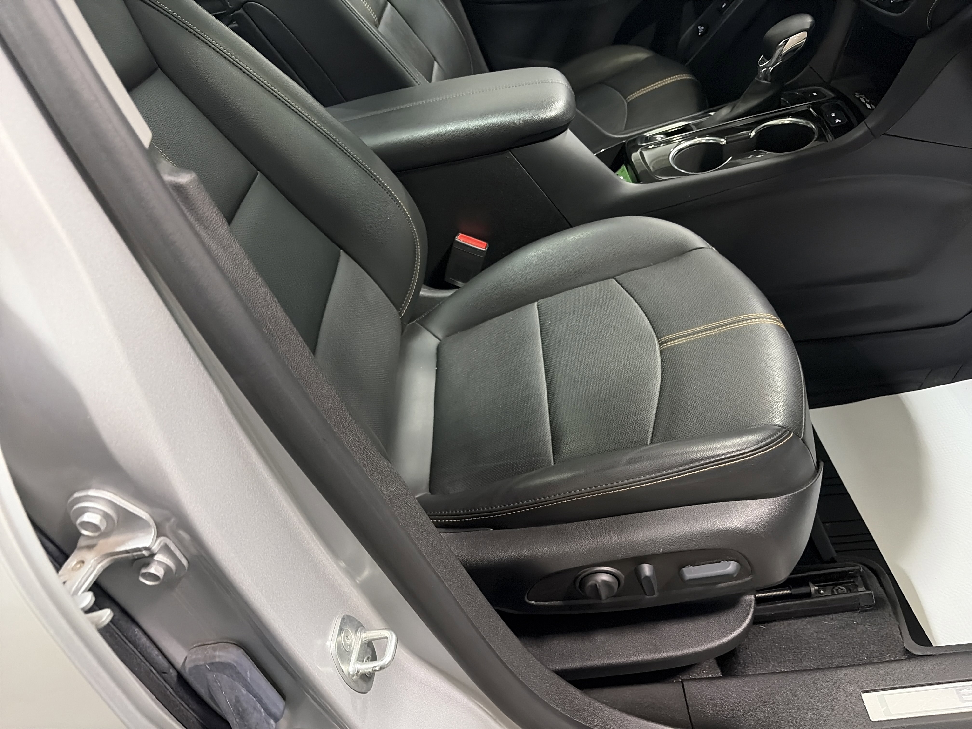 Used 2022 Chevrolet Equinox Premier AWD/4WD image 34