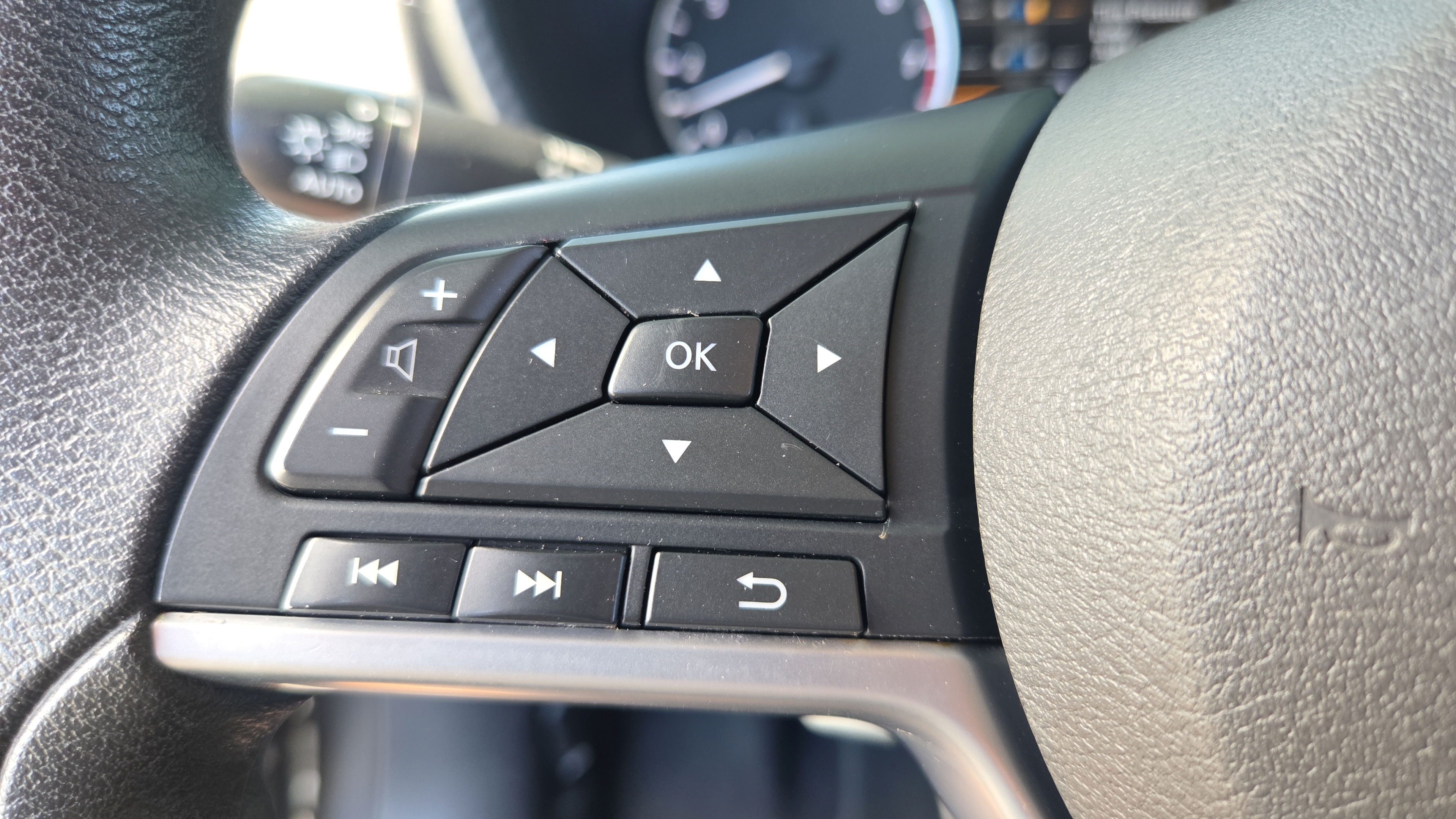 Used 2024 Nissan Sentra SV FWD image 30