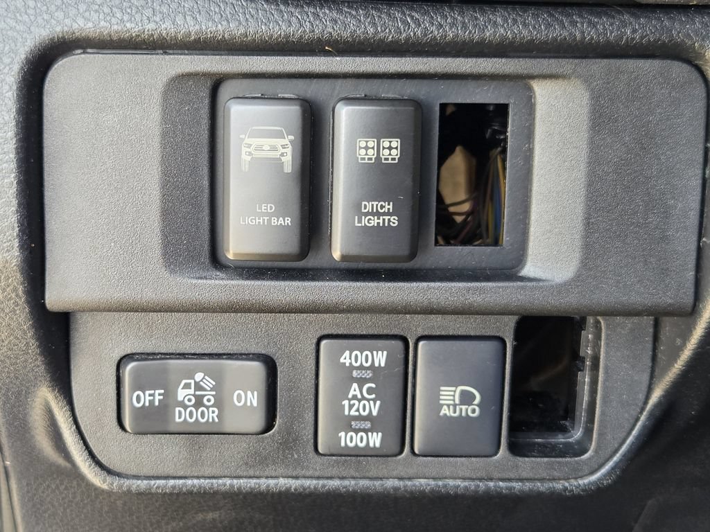 Used 2018 Toyota Tacoma TRD Off-Road AWD/4WD image 24