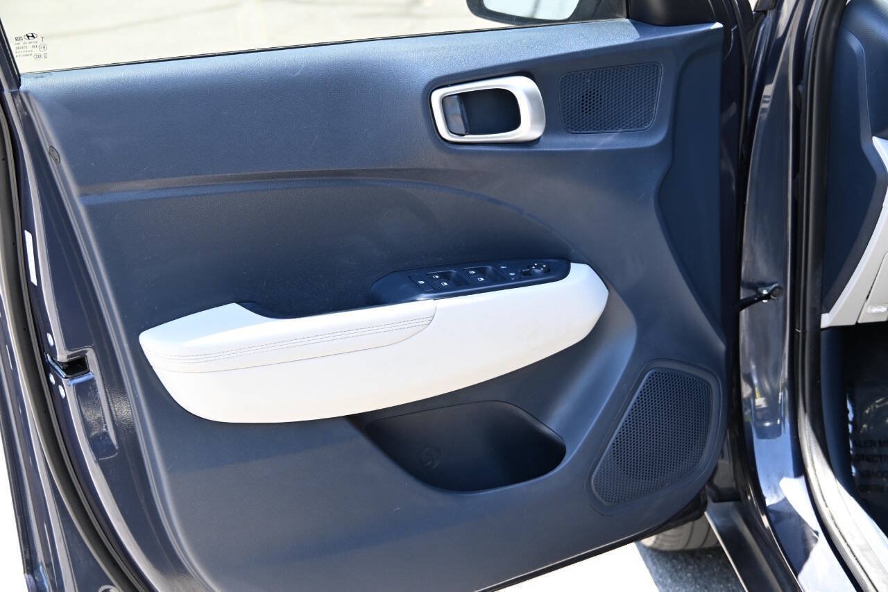Used 2022 Hyundai Venue Limited FWD image 11