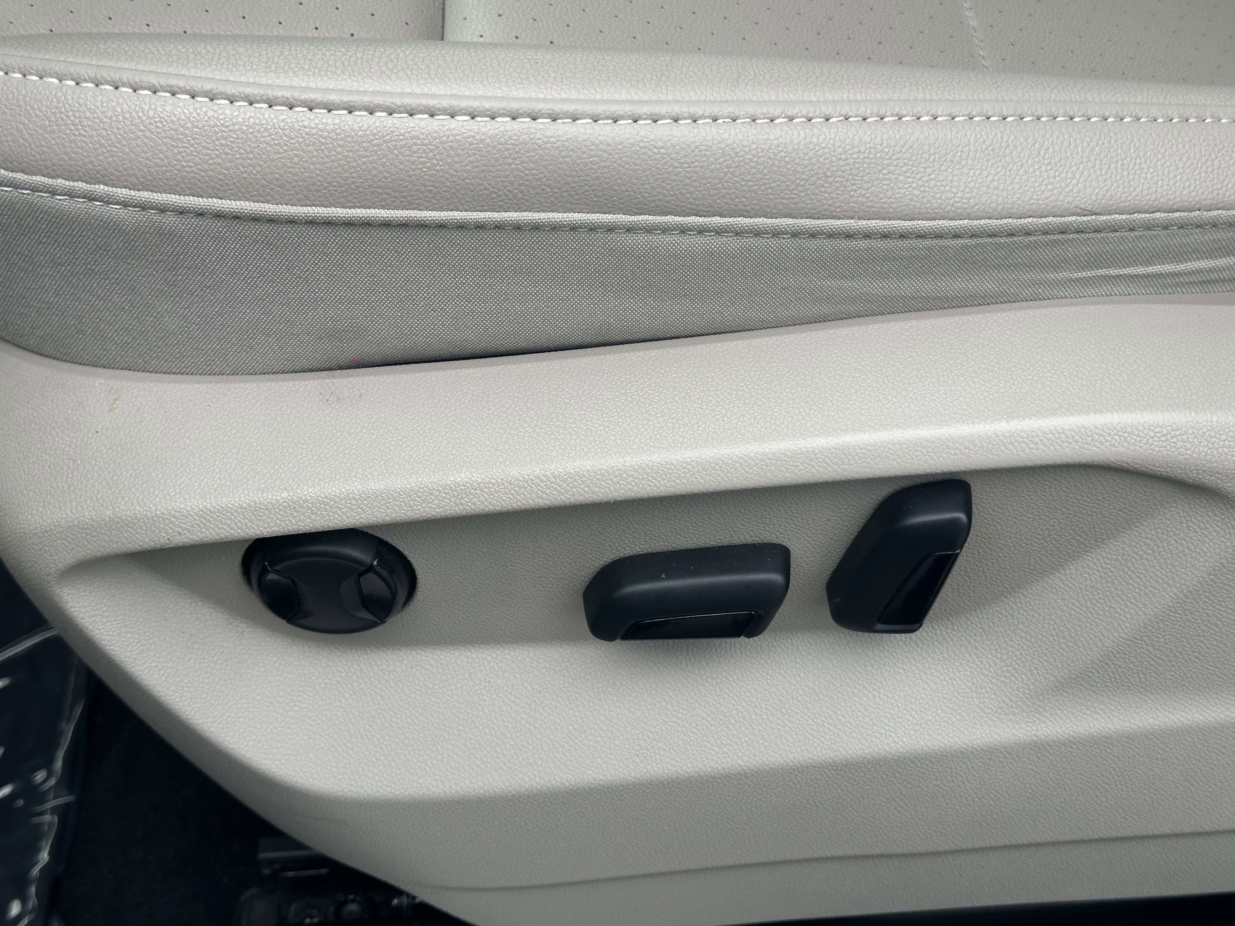 Used 2022 Volkswagen Atlas SE w/ Black Wheel Package image 32