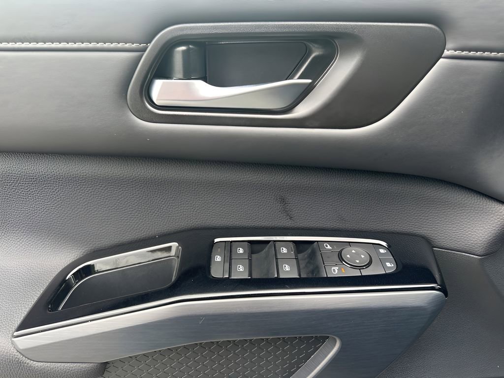 Used 2025 Nissan Pathfinder SL image 28