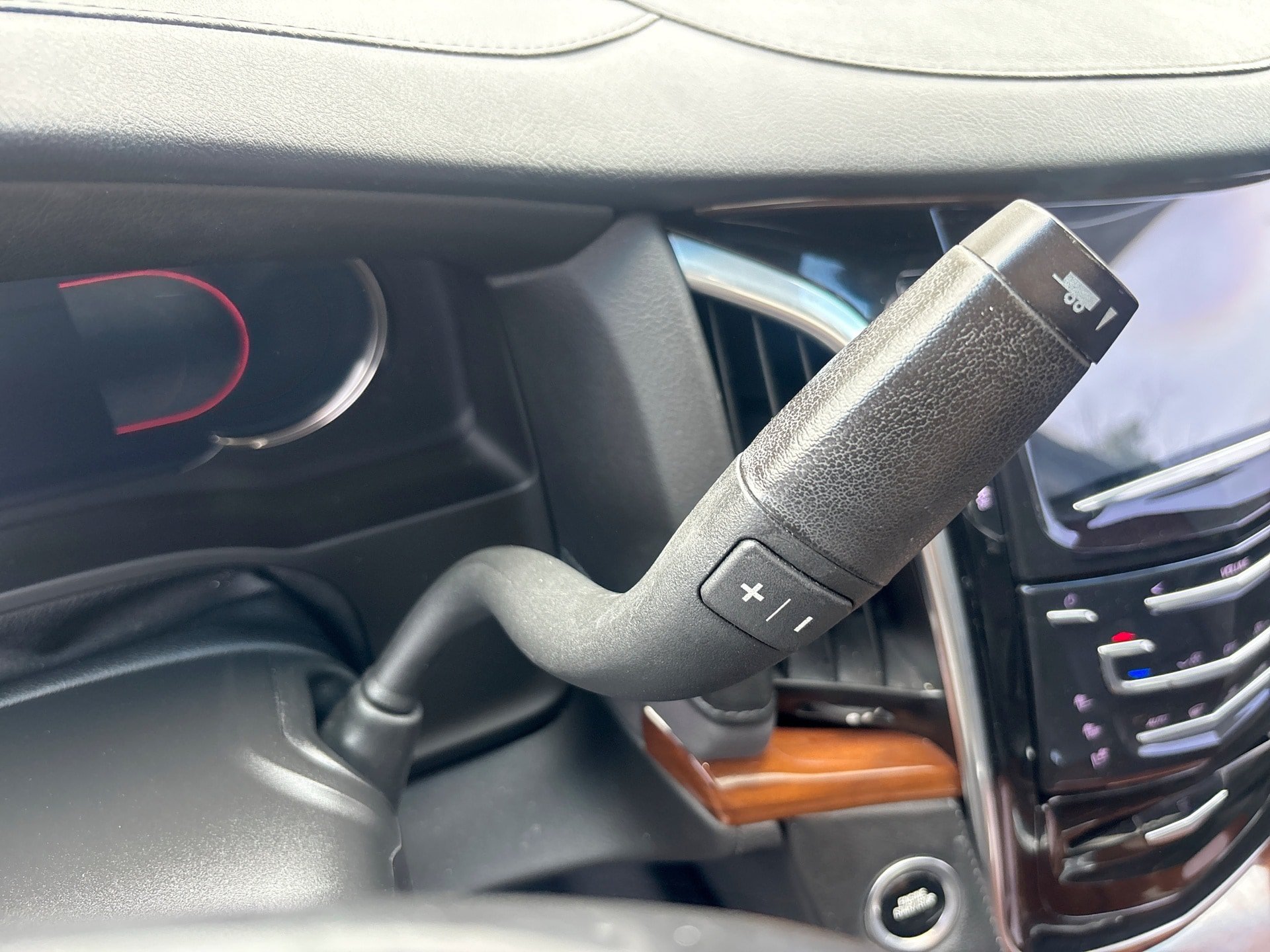 Used 2019 Cadillac Escalade ESV Luxury AWD/4WD image 23