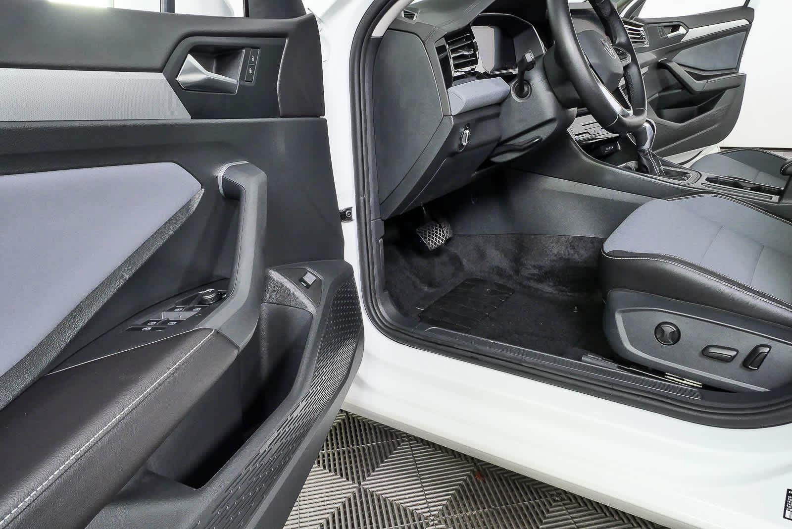 Certified 2025 Volkswagen Jetta SE FWD image 7