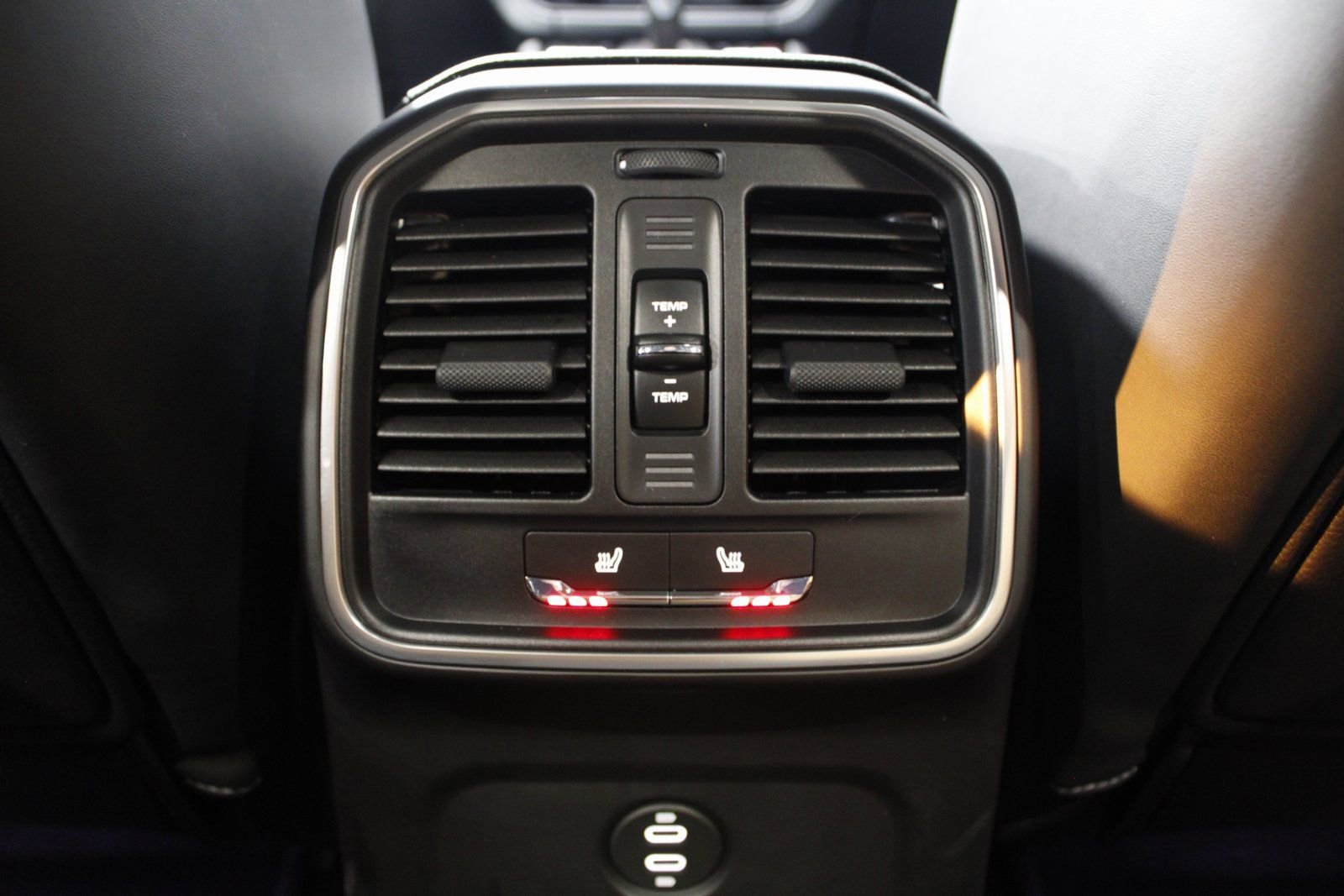 Certified 2025 Porsche Macan image 20