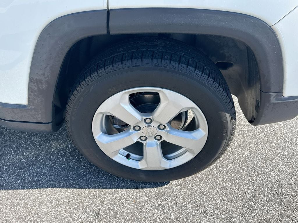 Used 2018 Jeep Compass Latitude w/ Popular Equipment Group FWD image 24