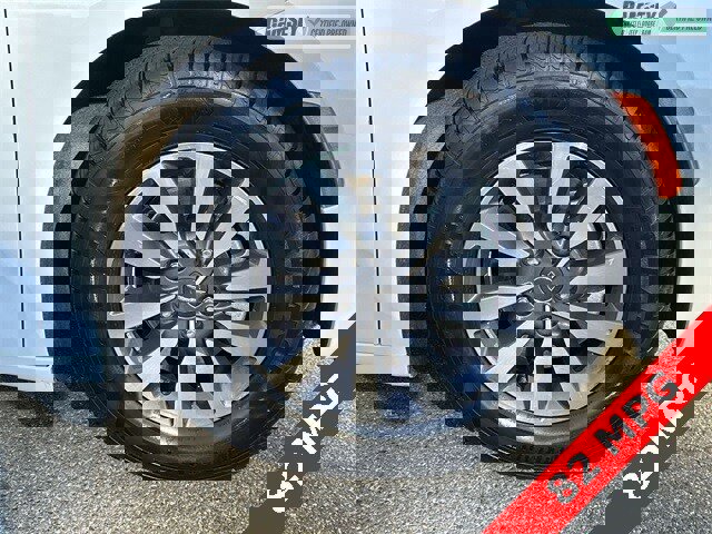 Certified 2024 Chrysler Pacifica Select image 13