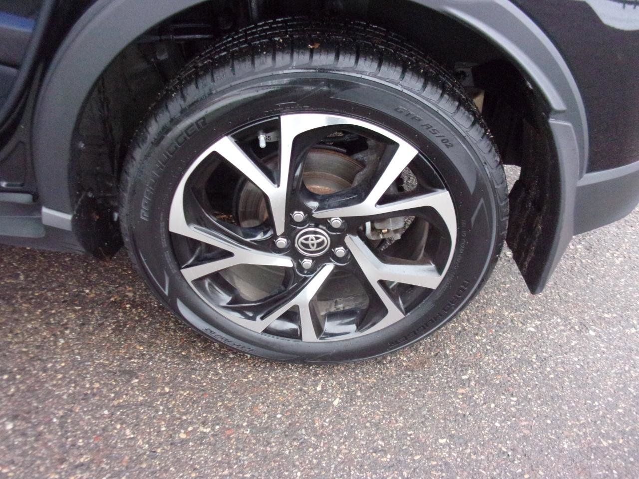 Used 2021 Toyota C-HR XLE image 24