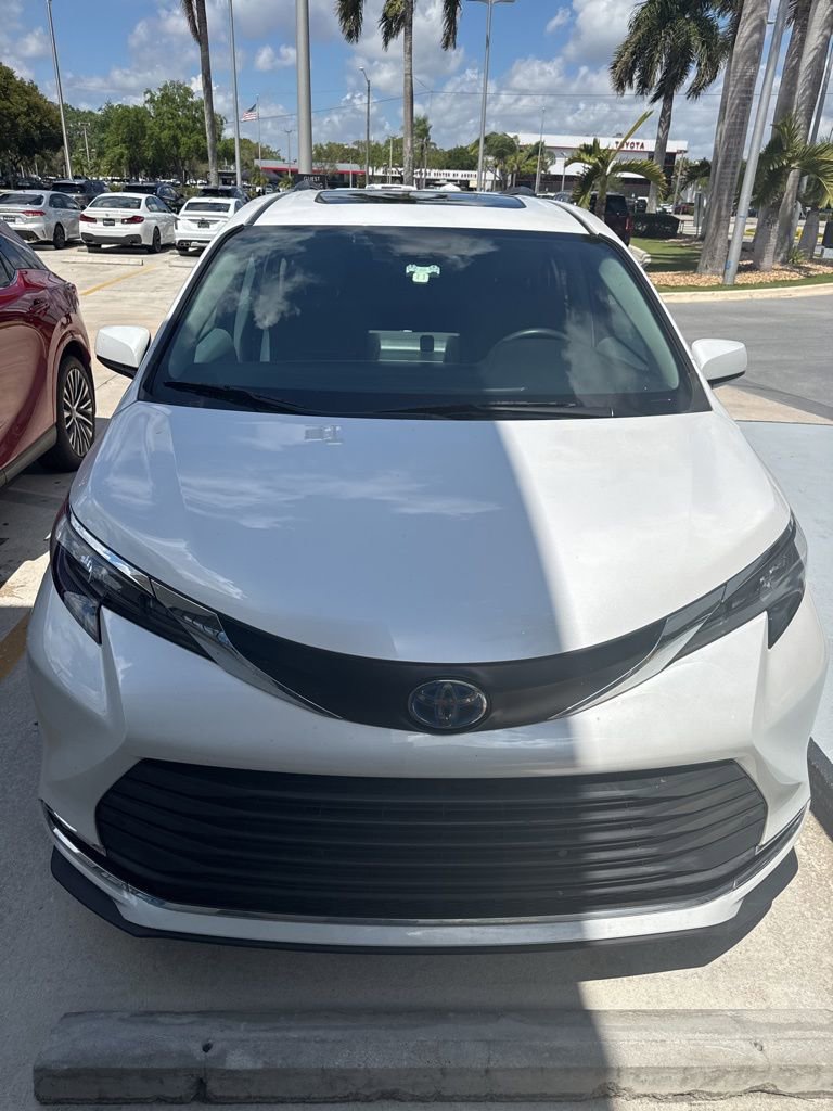 Used 2024 Toyota Sienna XLE image 3