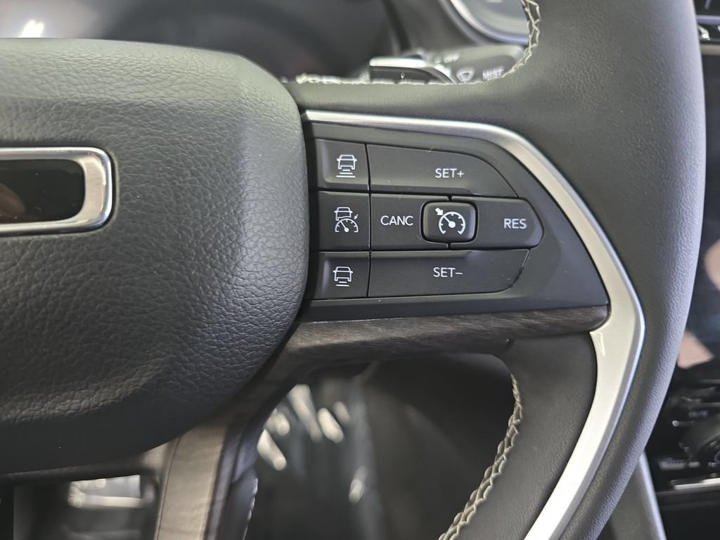 Used 2023 Jeep Grand Cherokee L Limited AWD/4WD image 19