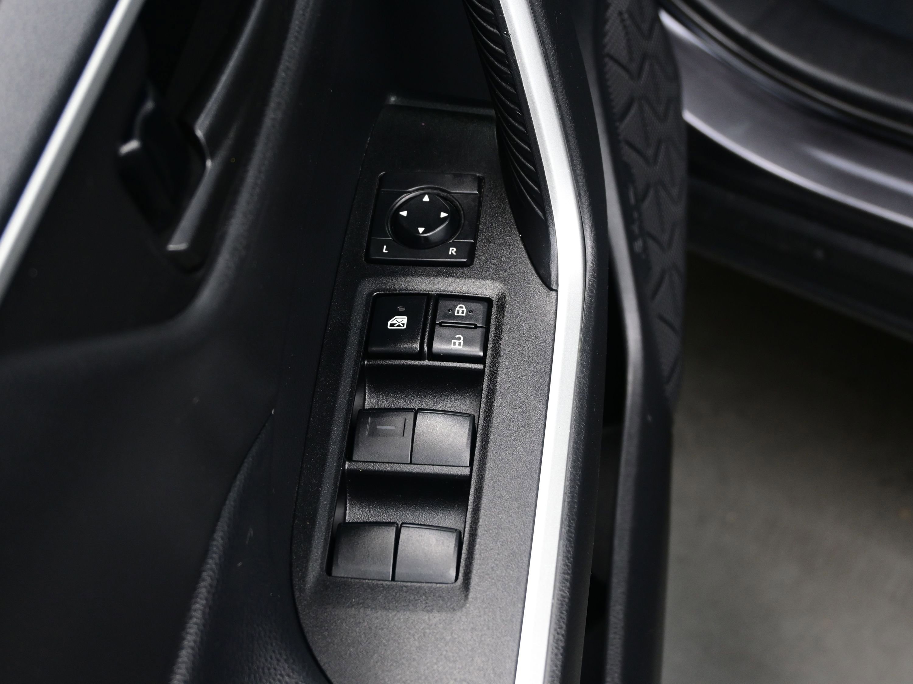 Used 2021 Toyota RAV4 LE AWD/4WD image 10
