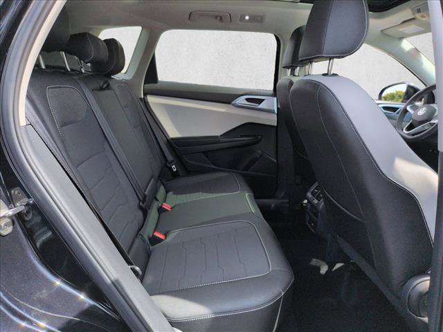 Used 2025 Volkswagen Taos SE w/ Panoramic Sunroof Package FWD image 22