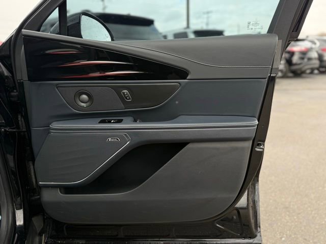 Used 2025 Lincoln Nautilus Reserve image 22