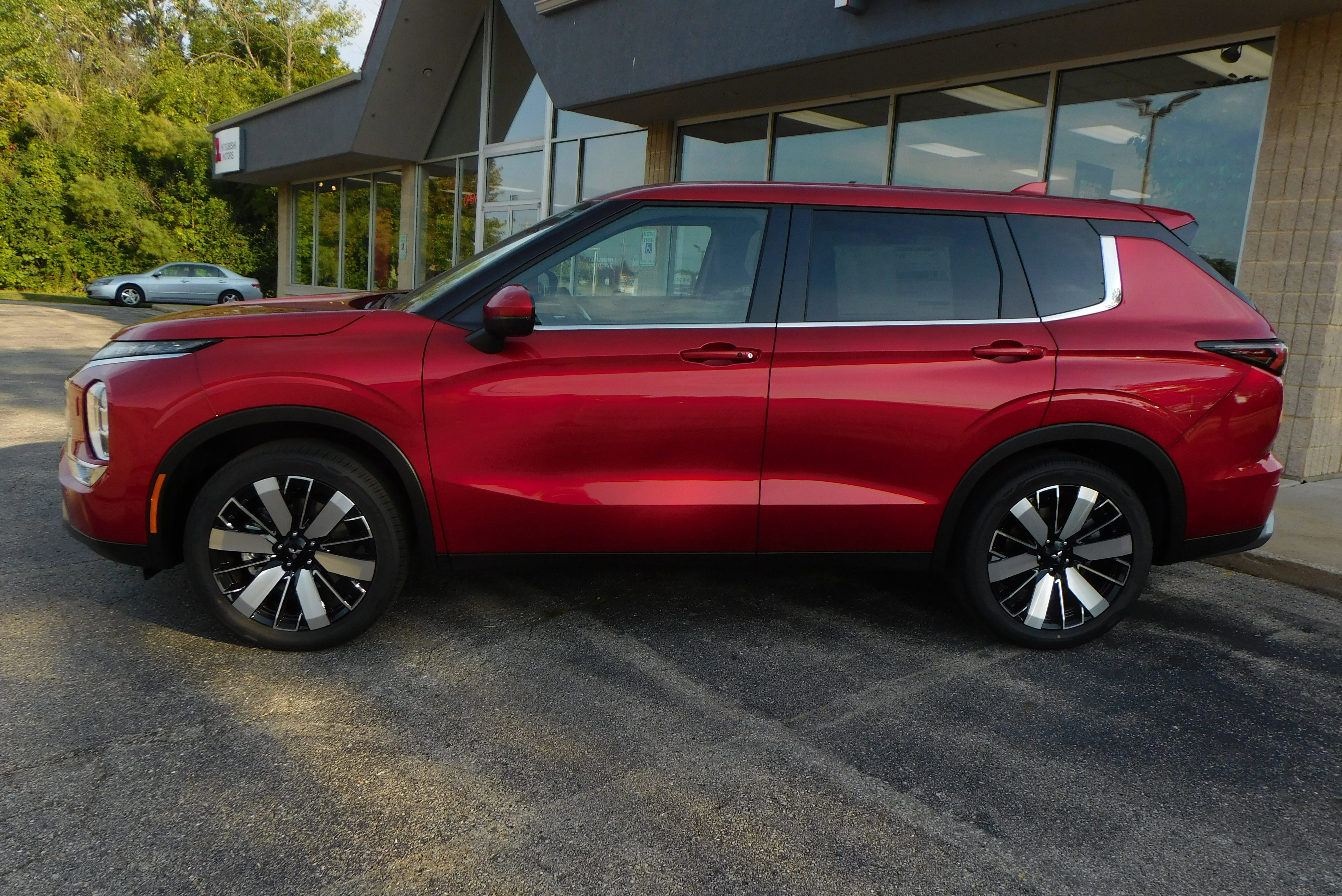 New 2025 Mitsubishi Outlander SE image 2