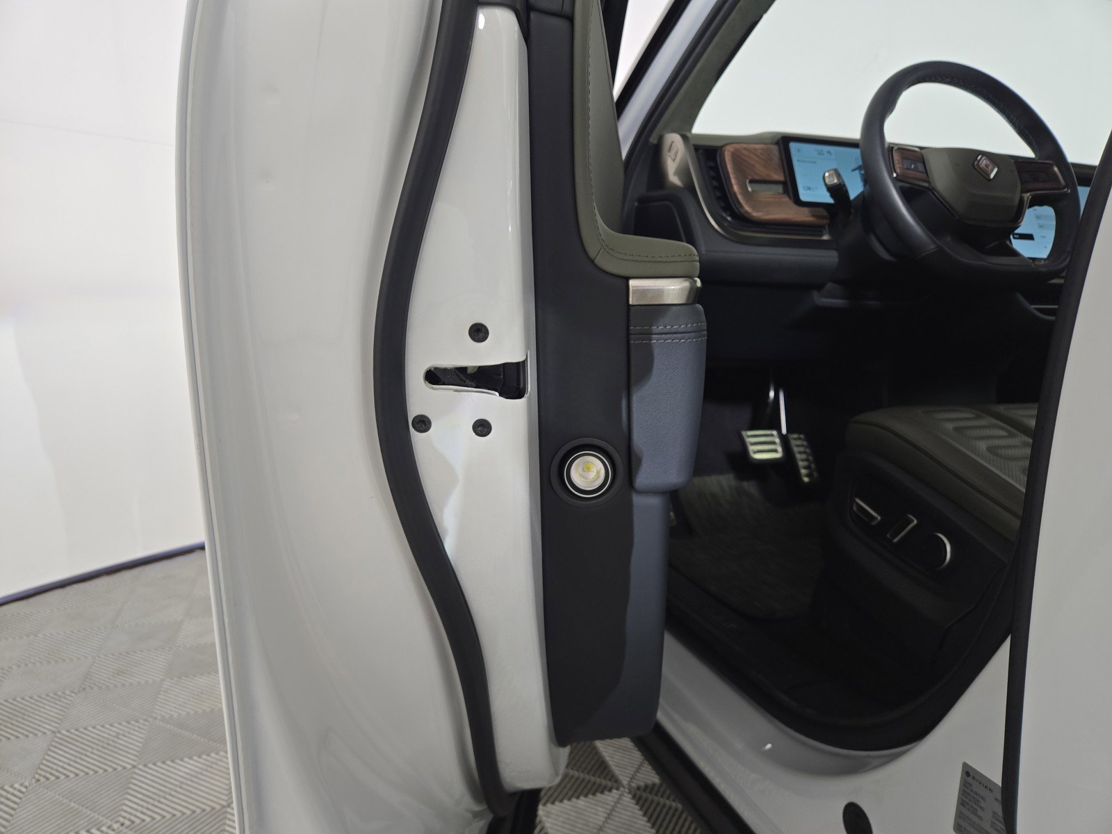 Used 2024 Rivian R1T Launch Edition AWD/4WD image 30