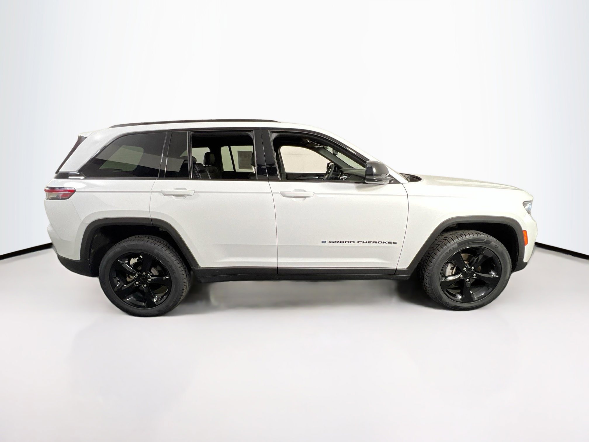 Used 2023 Jeep Grand Cherokee Altitude image 4