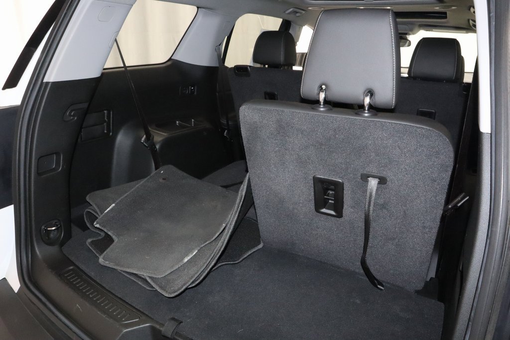 Used 2023 GMC Acadia SLT w/ Preferred Package image 16