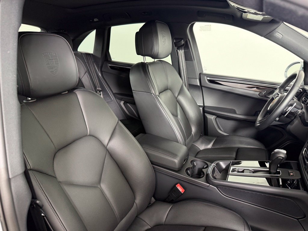 Certified 2025 Porsche Macan AWD/4WD image 16