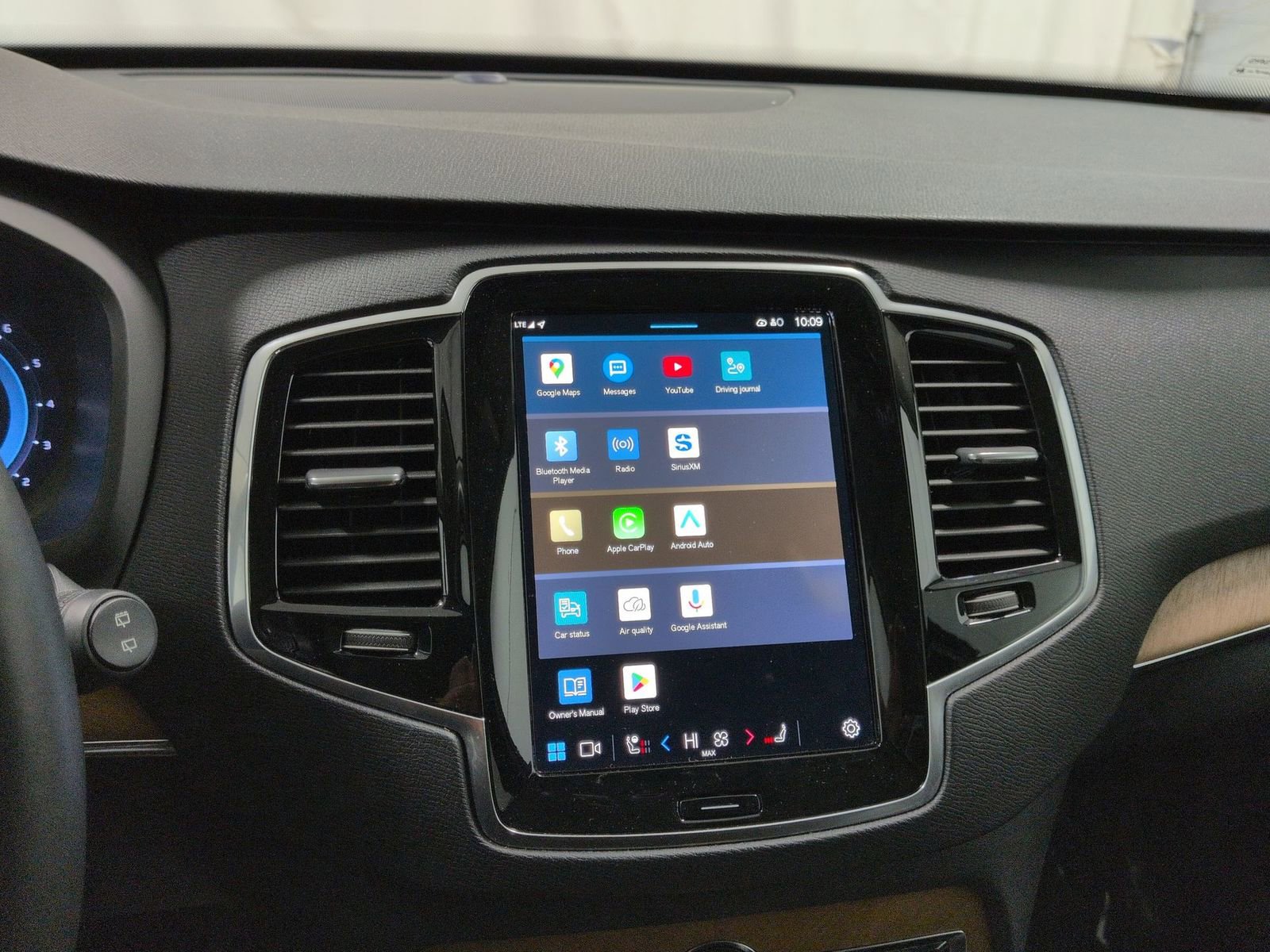 Used 2024 Volvo XC90 B5 Plus AWD/4WD image 30