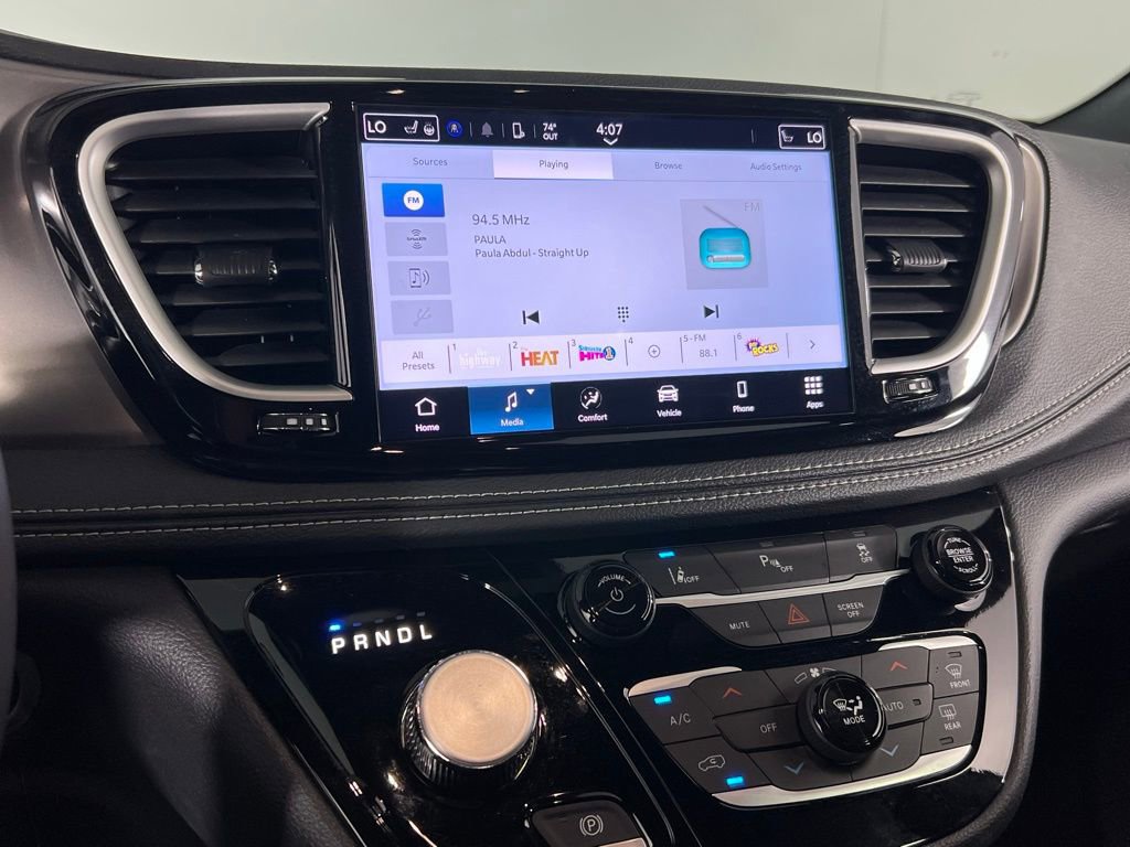 Used 2025 Chrysler Pacifica Select image 22
