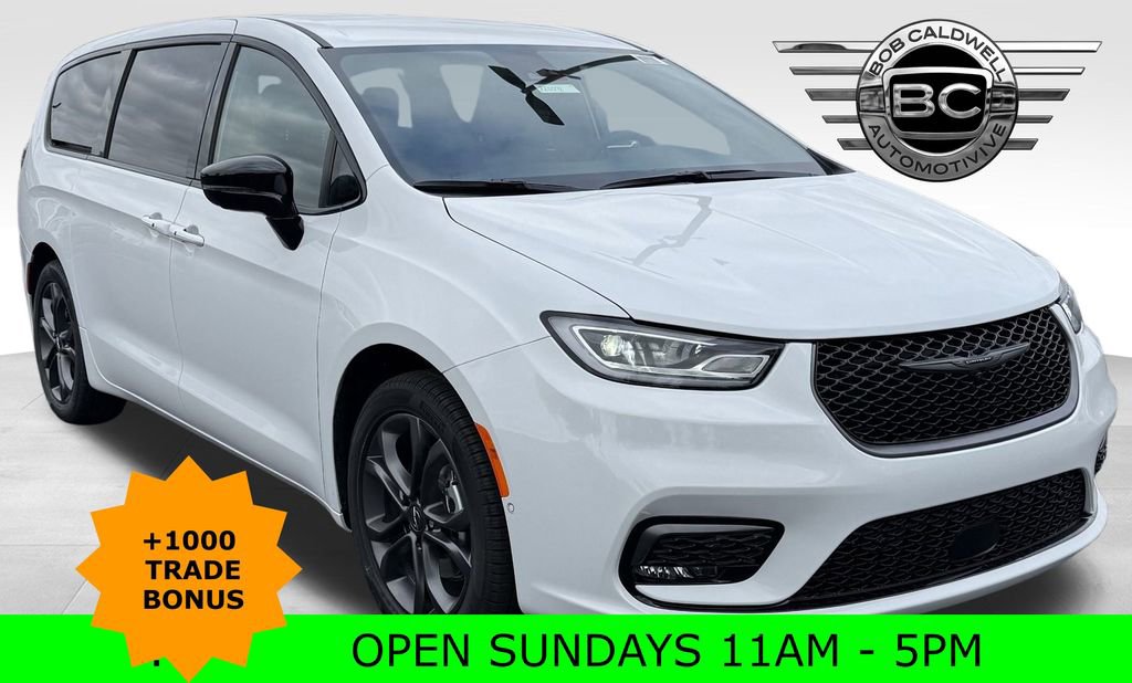 New 2026 Chrysler Pacifica Select