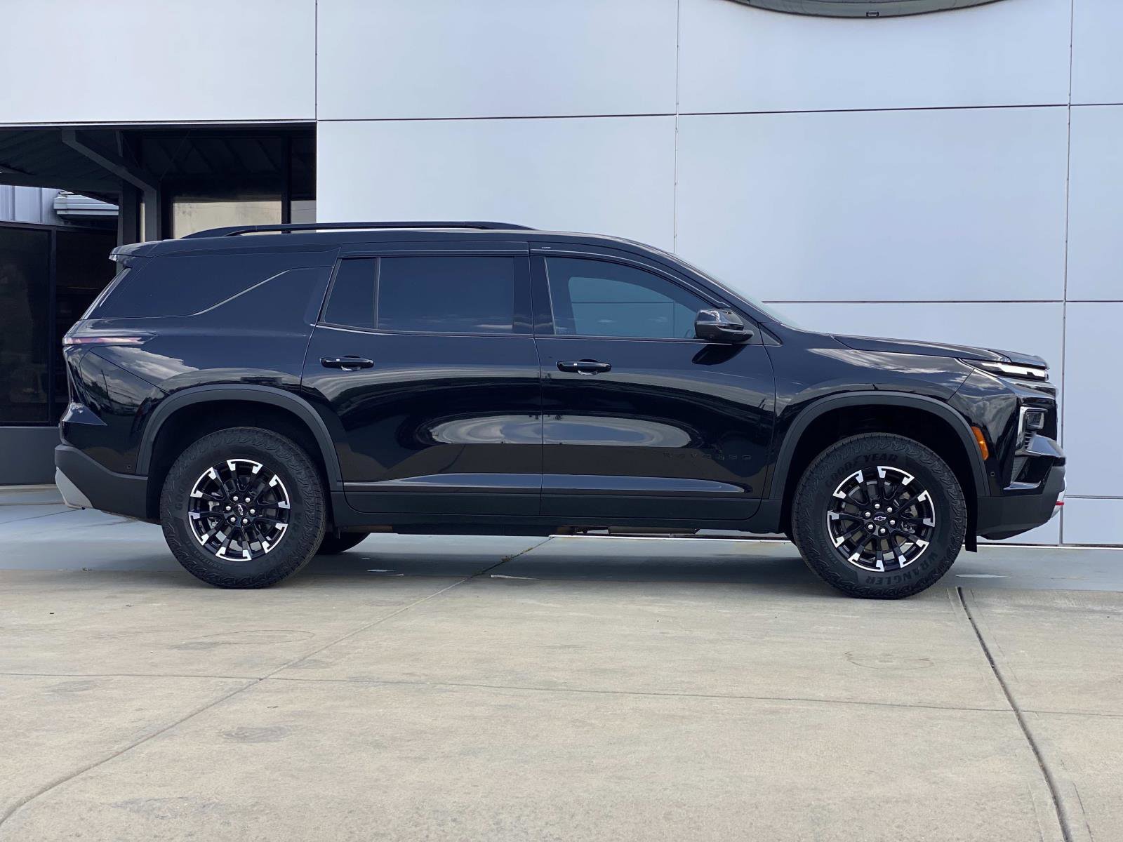 Used 2024 Chevrolet Traverse Z71 w/ Enhanced Driving Package image 3