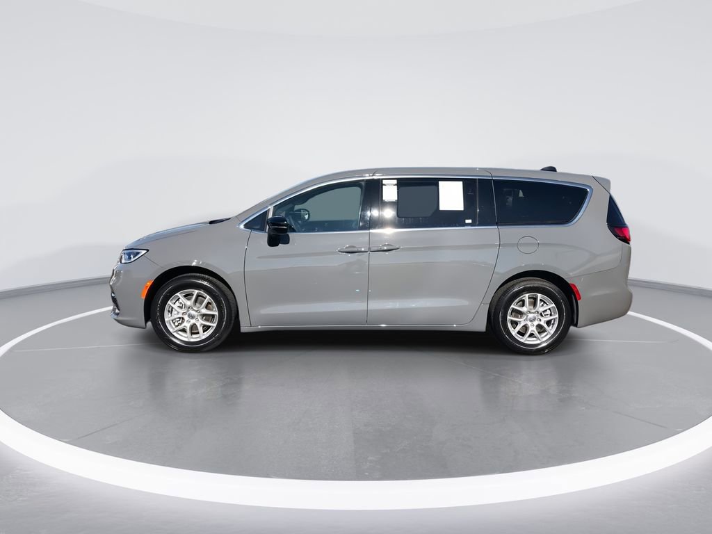 Used 2025 Chrysler Pacifica Select image 5