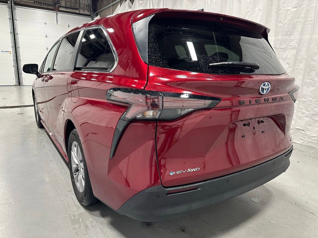 Used 2025 Toyota Sienna XLE AWD/4WD image 5