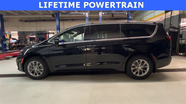 New 2026 Chrysler Pacifica Select image 5