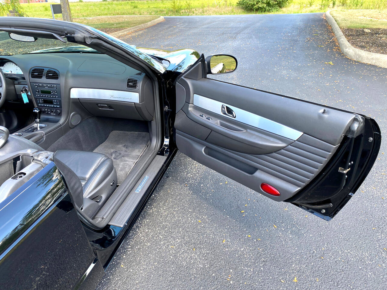 Used 2002 Ford Thunderbird Deluxe image 22