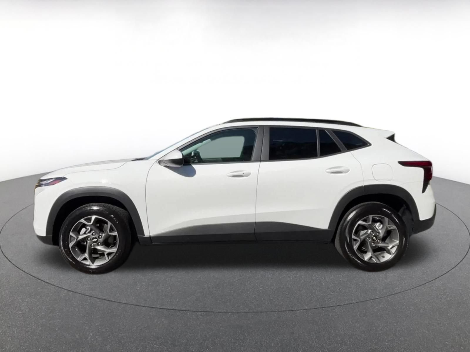 Used 2025 Chevrolet Trax LT w/ LT Convenience Package FWD image 8