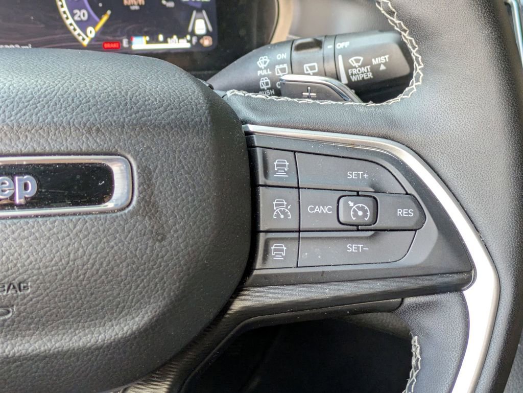 Used 2025 Jeep Grand Cherokee Altitude AWD/4WD image 21