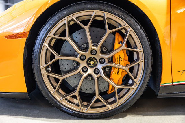 Used 2018 Lamborghini Huracan Performante AWD/4WD image 31