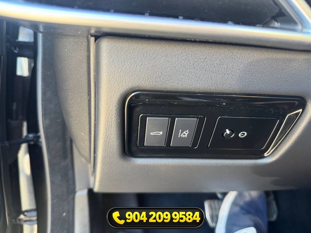 Used 2018 Jaguar XE S image 11