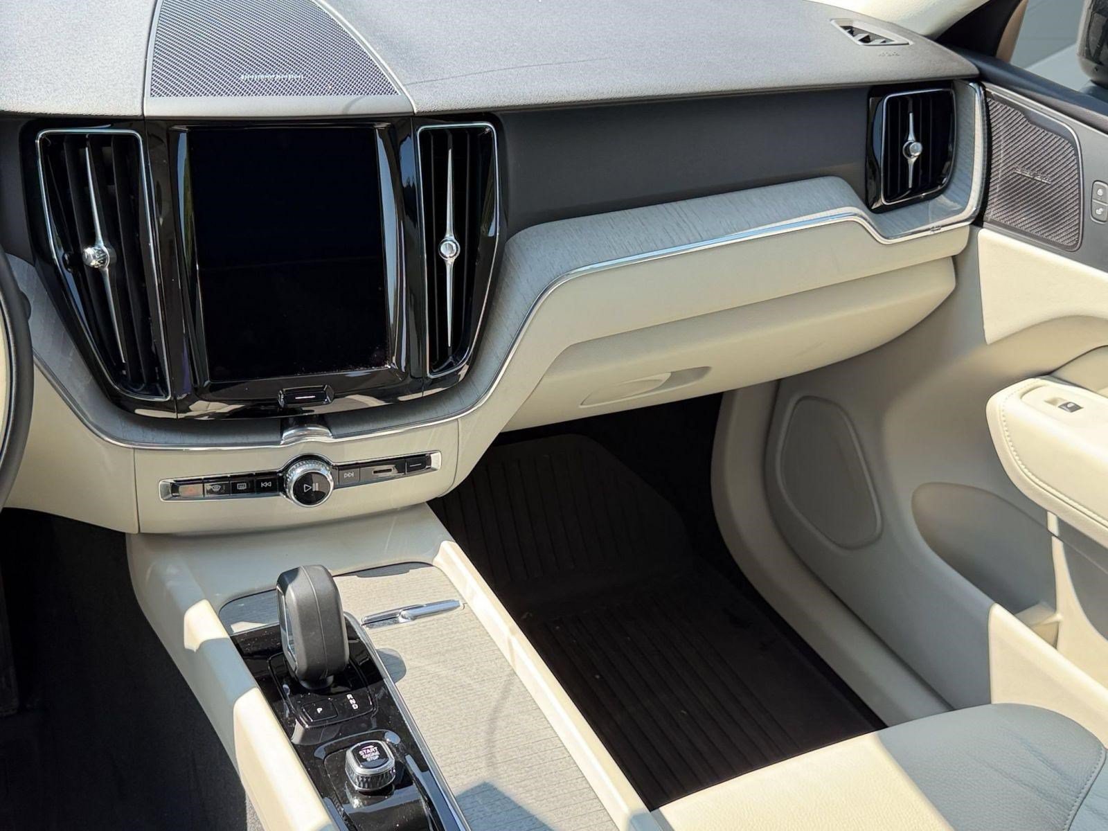 Certified 2025 Volvo XC60 B5 Plus w/ Protection Package Premier AWD/4WD image 28