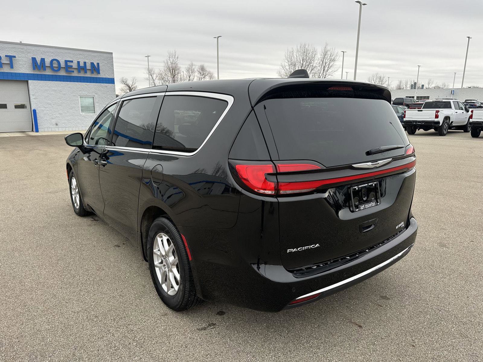 Used 2025 Chrysler Pacifica Select image 3