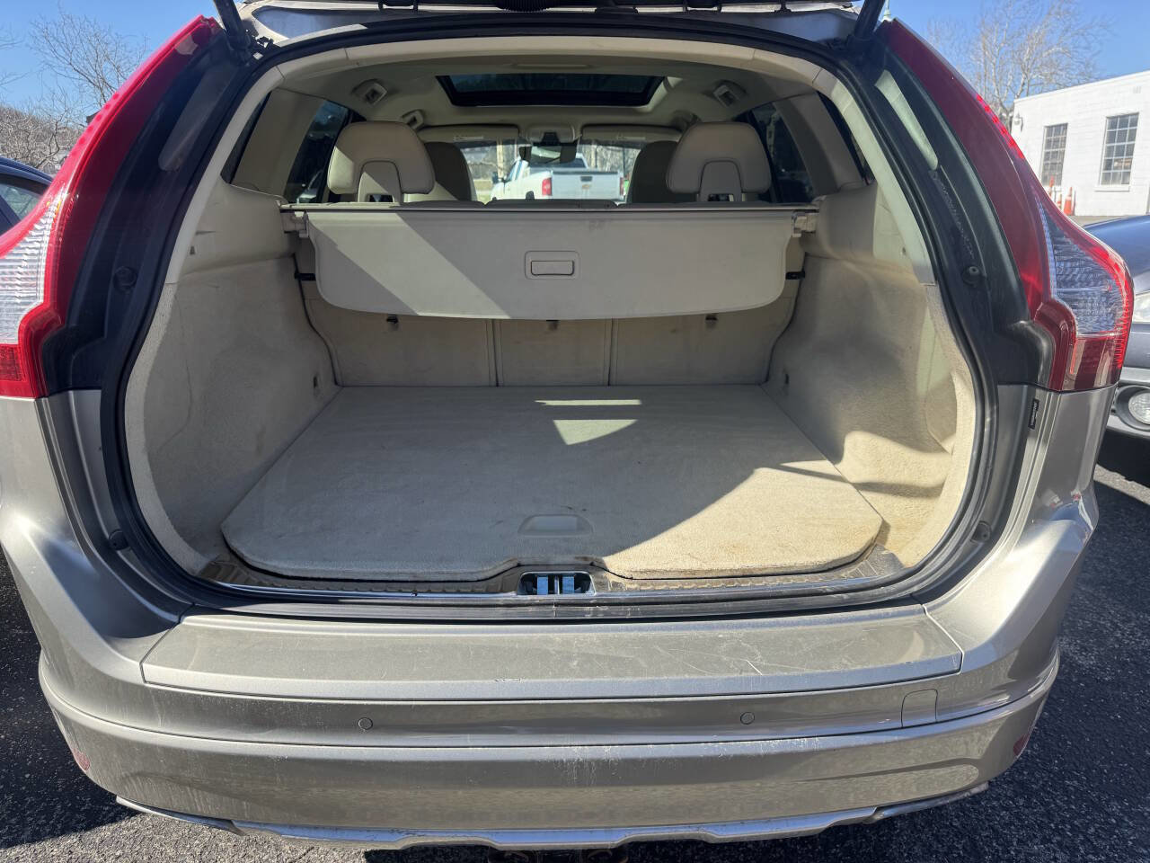 Used 2015 Volvo XC60 T6 w/ Proximity Package AWD/4WD image 8