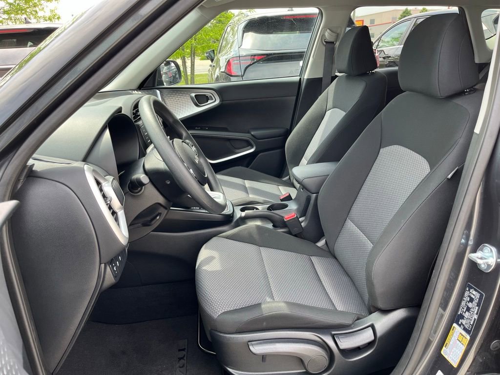Used 2025 Kia Soul LX w/ LX Technology Package FWD image 13