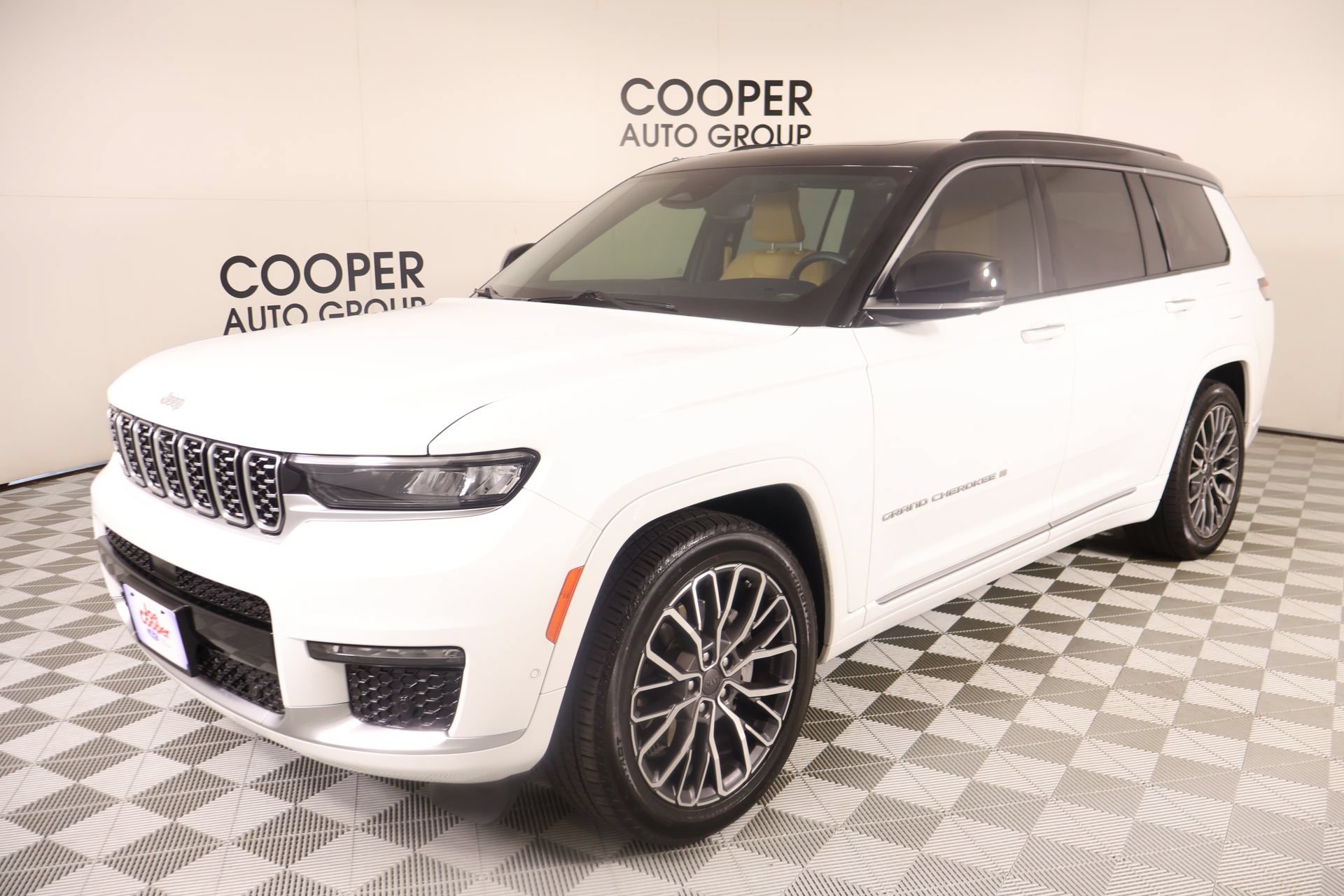 Used 2025 Jeep Grand Cherokee L Summit AWD/4WD image 11
