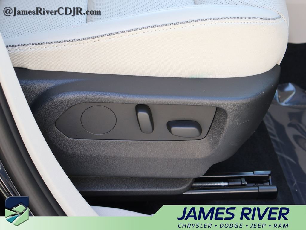Used 2023 Buick Envision Essence AWD/4WD image 10