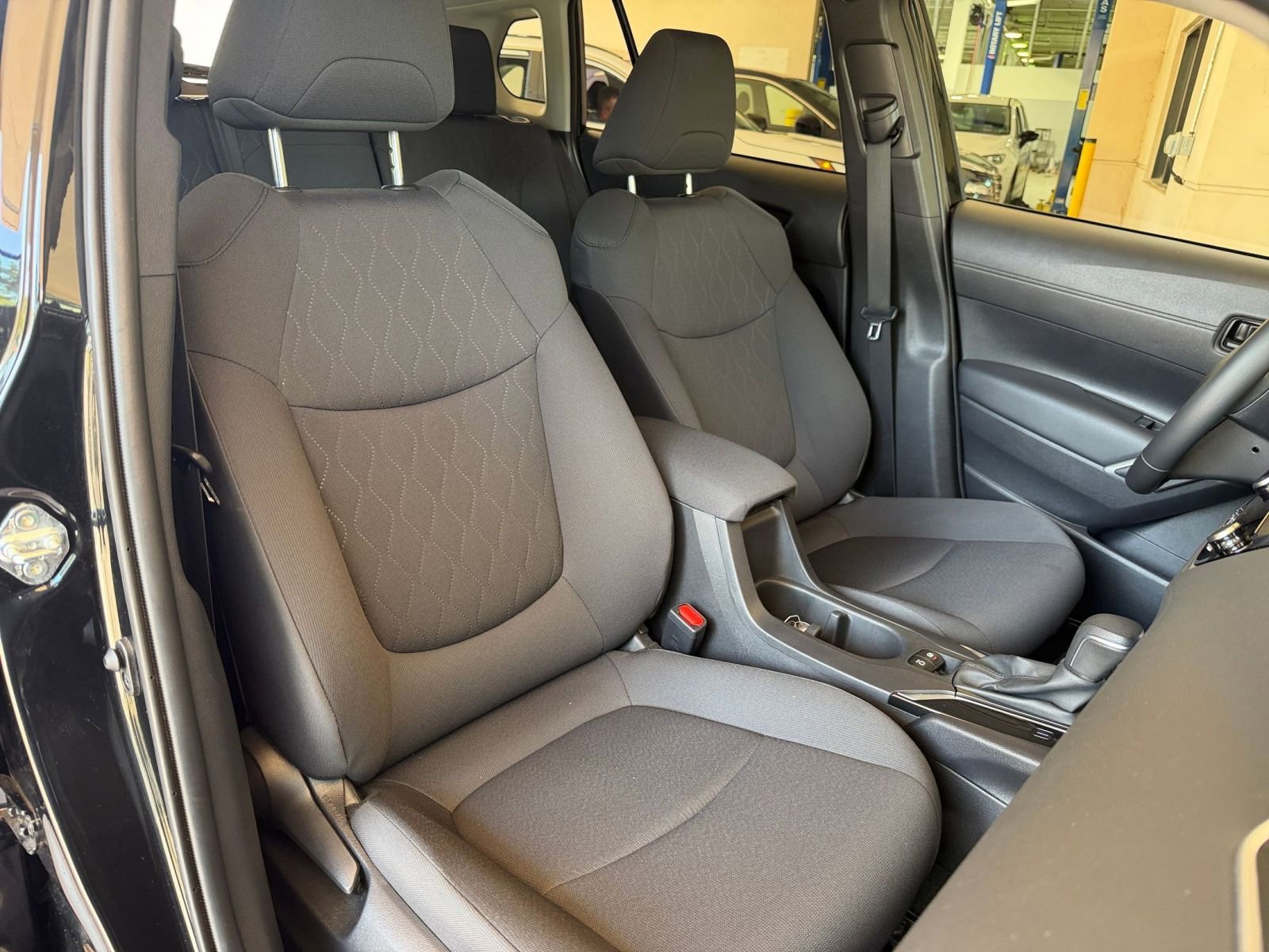 Used 2025 Toyota Corolla Cross LE image 31