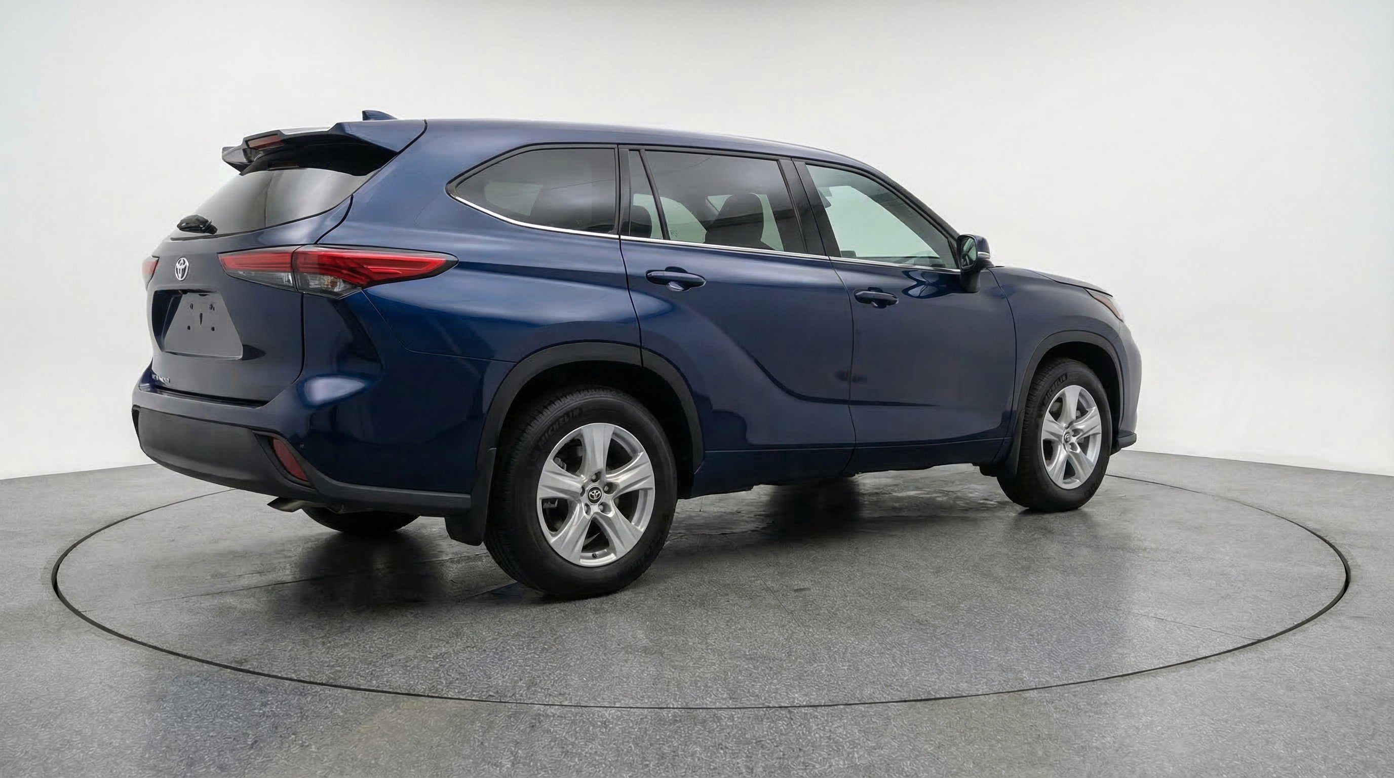 Used 2025 Toyota Highlander LE image 9